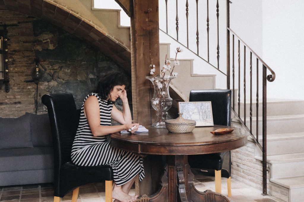 Laia Balmes escribiendo en la mesa de su casa