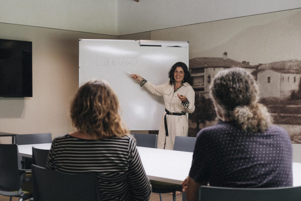 Laia Balmes dando formación a un grupo