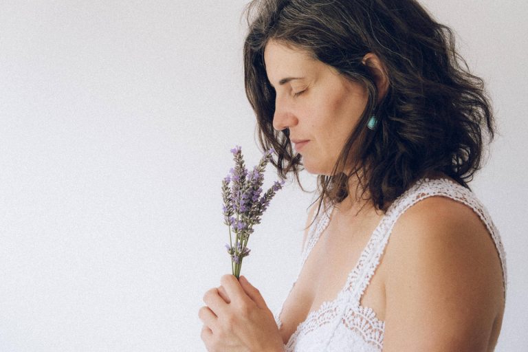 Laia Balmes con los ojos cerrados oliendo un ramillete de lavanda