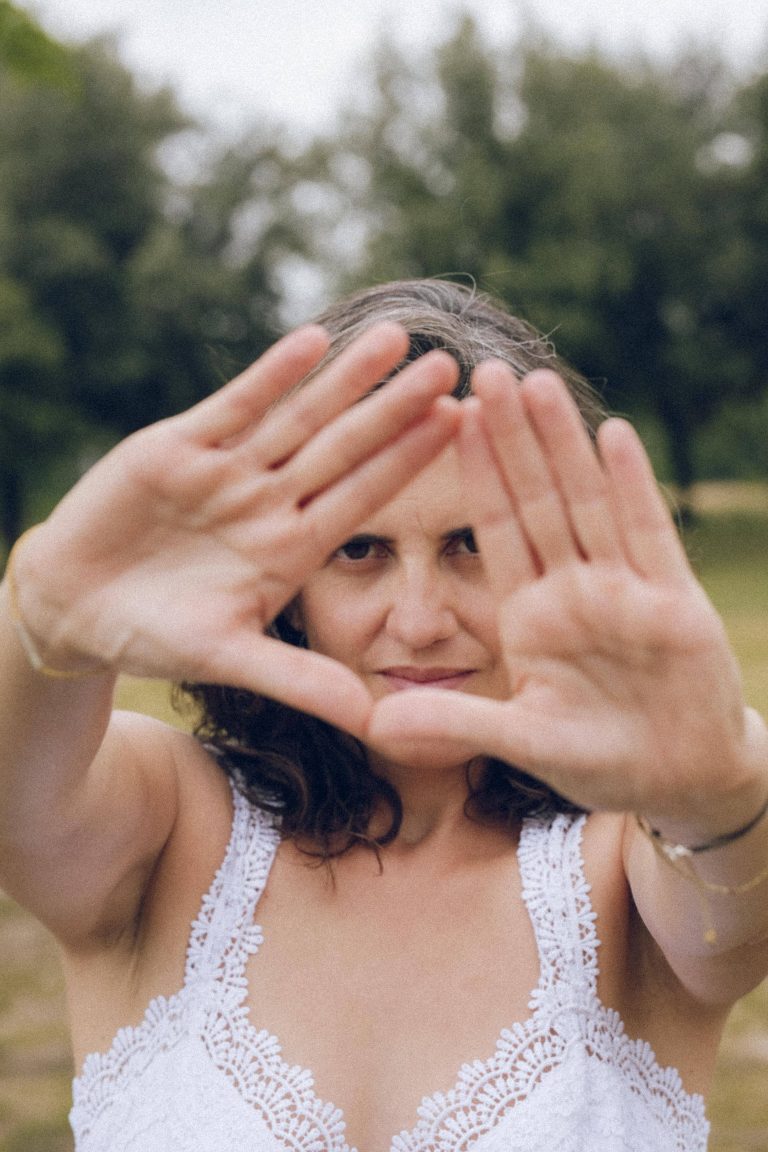 Laia Balmes con las manos abiertas delante de la cara, como una máscara