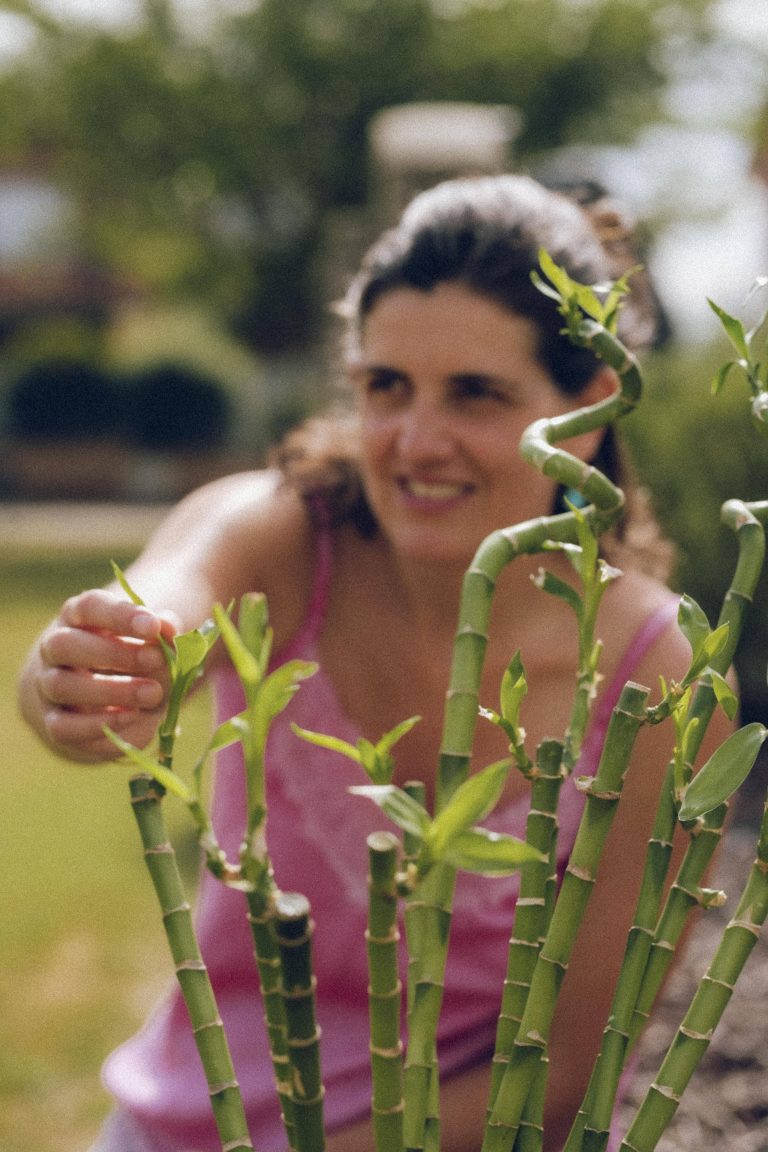 Laia Balmes sonríe detrás de unos brotes de bambú