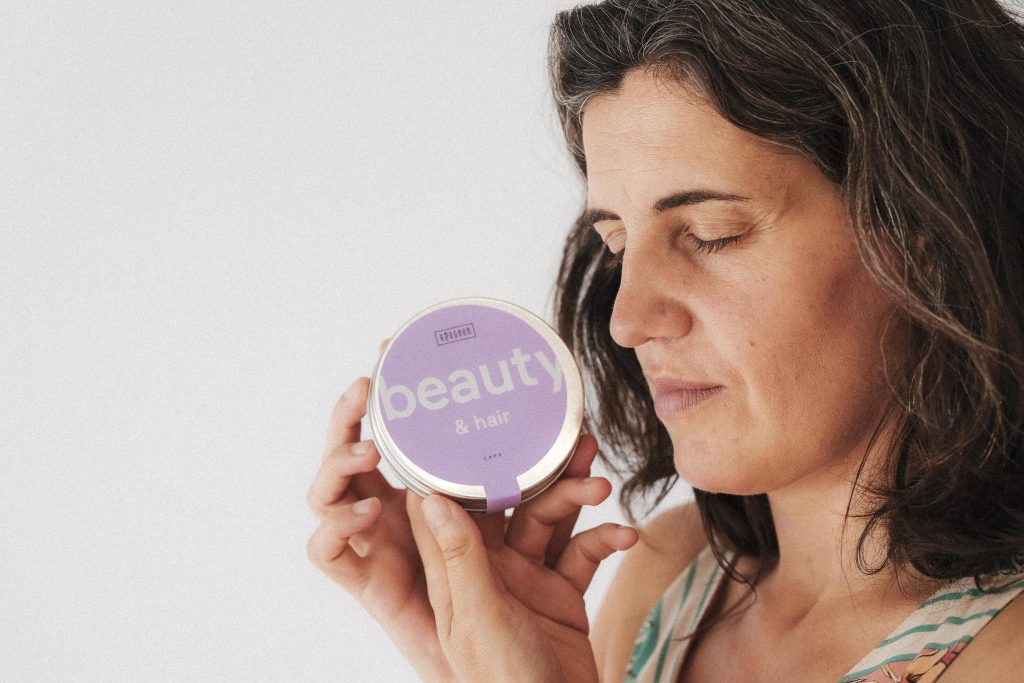 Laia Balmes con un producto de Ringana en la mano