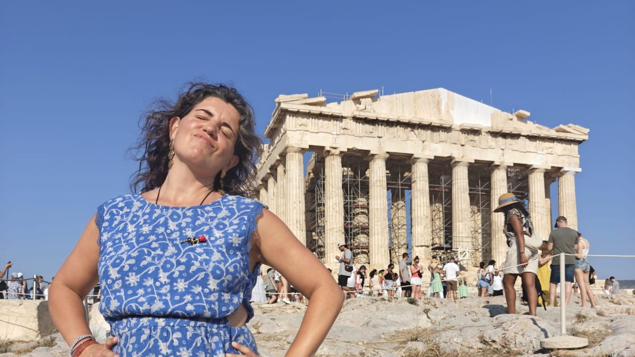 Laia Balmes de viaje, frente al Partenón