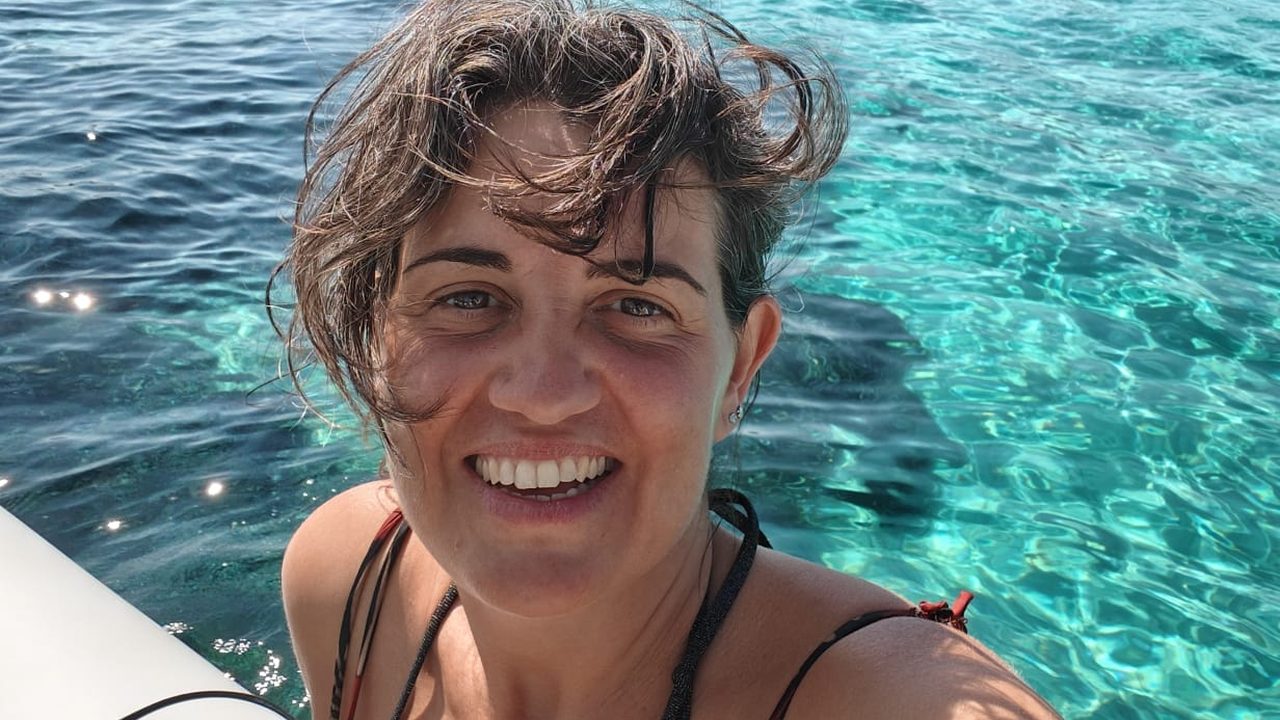Laia Balmes riendo en el agua